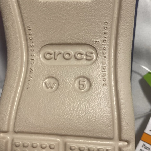 🎈 2 for $45 - NWT ladies colorblock flat Crocs size 5 - Picture 5 of 7